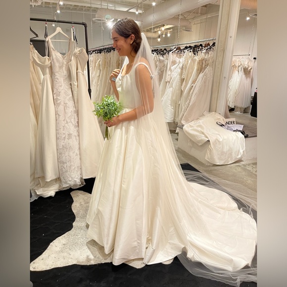 Giselle Bridal Ivory Cathedral Length Veil - Picture 2 of 4